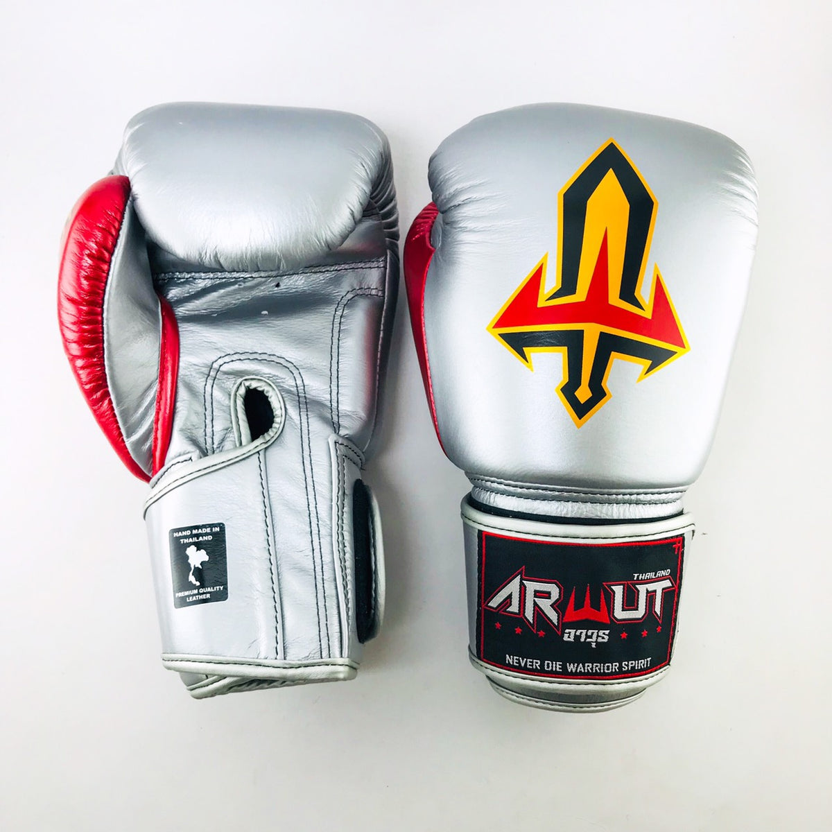 Arwut Muay Thai BG1 Bokshandschoenen Classic zilver/rood, voor- en achterkant