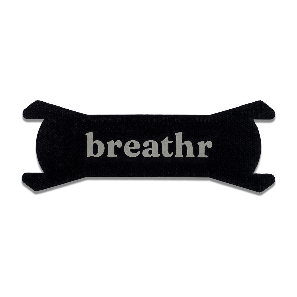 Zwarte satijnen sport neusstrip met Breathr-logo, voorkant
